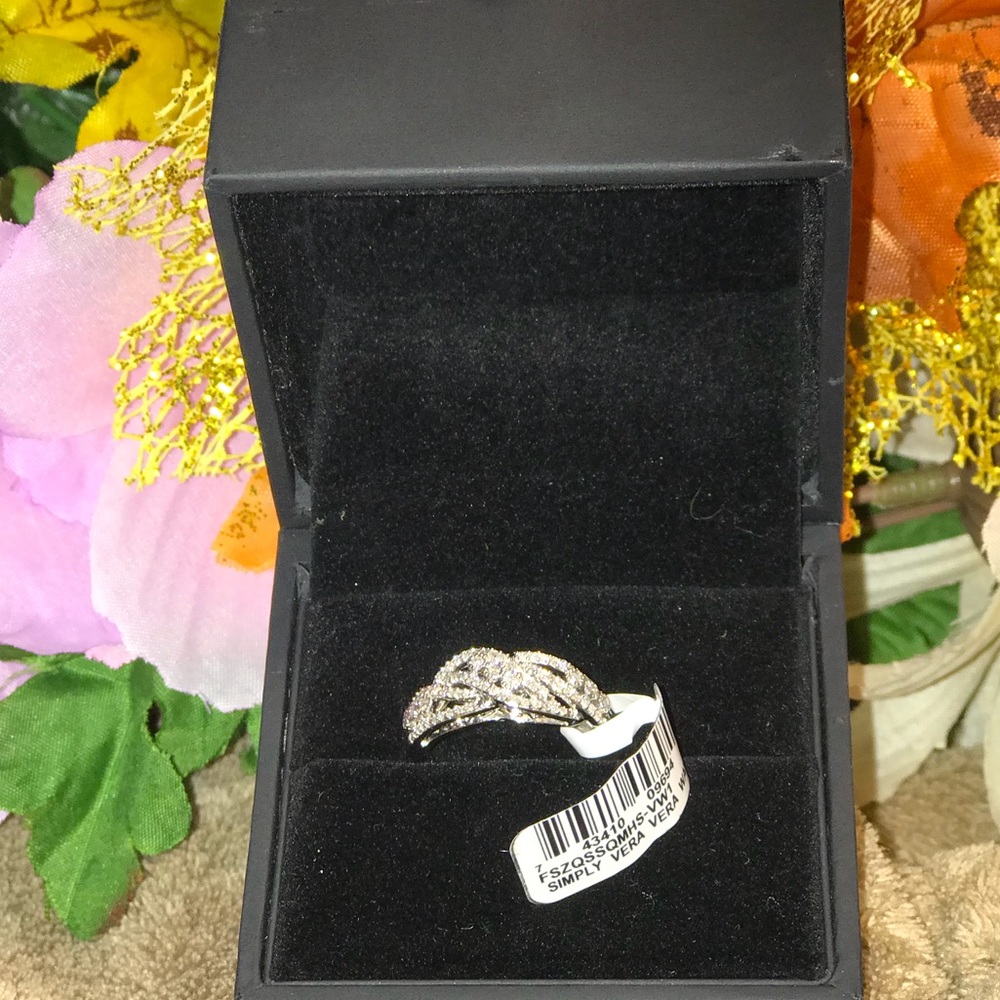 BRAND NEW SIMPLY VERA VERA WANG RING💍💋